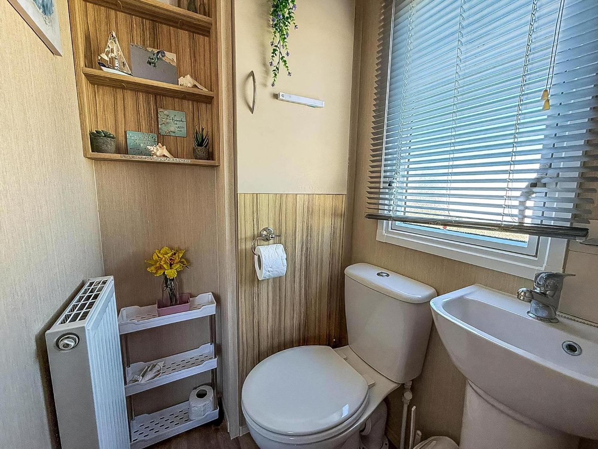 Lovely 6 Berth Caravan With Decking To The Side In Heacham Ref 21040E Exterior photo